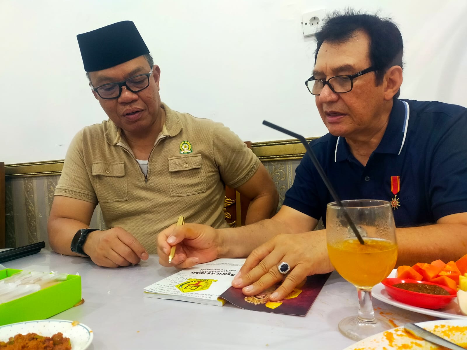 Penyerahan Buku Sekilas ISMI dari Dewan Pembina kepada Ketua Umum PB ISMI